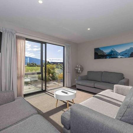 Great Views From New 2 Bedroom Apartment 테아나우 외부 사진