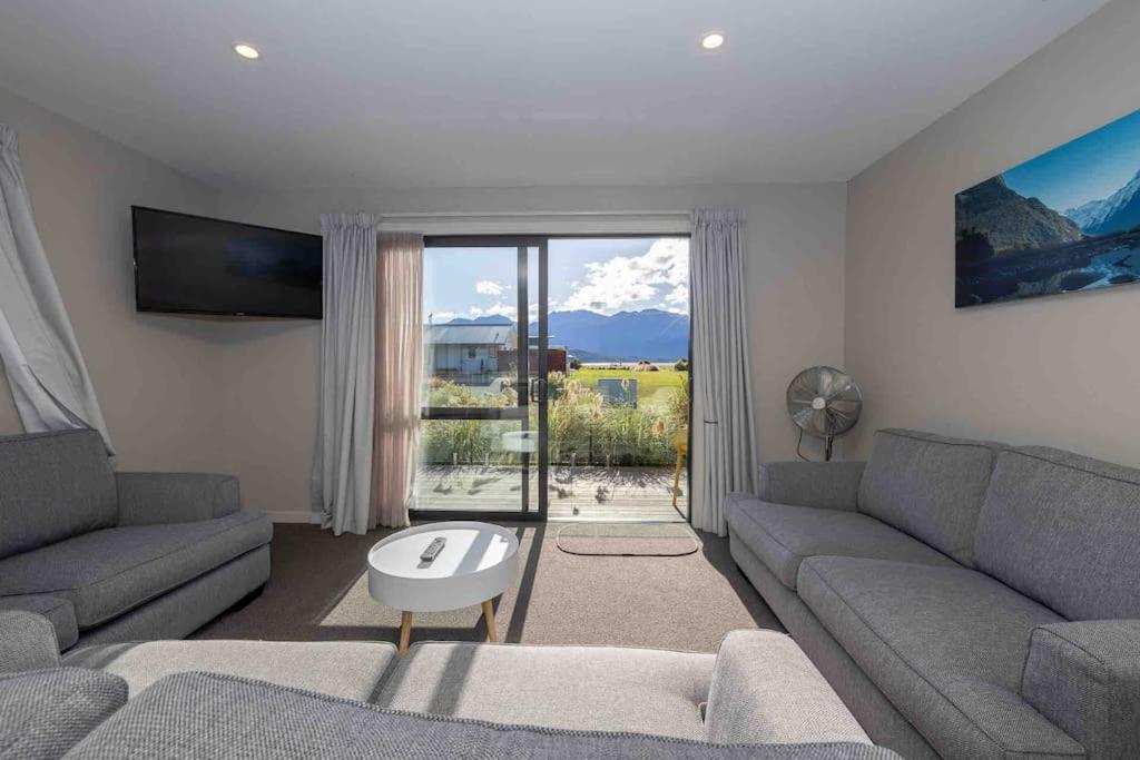 Great Views From New 2 Bedroom Apartment 테아나우 외부 사진