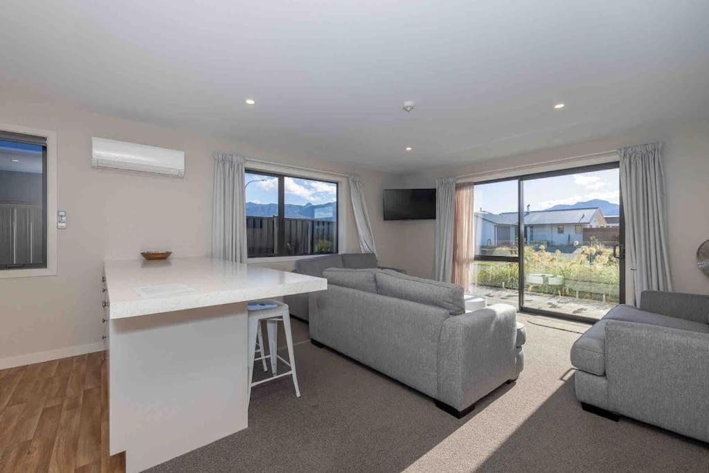 Great Views From New 2 Bedroom Apartment 테아나우 외부 사진