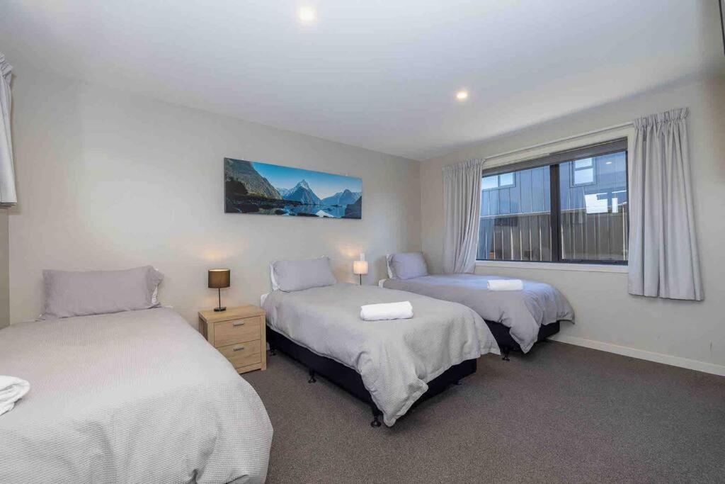 Great Views From New 2 Bedroom Apartment 테아나우 외부 사진