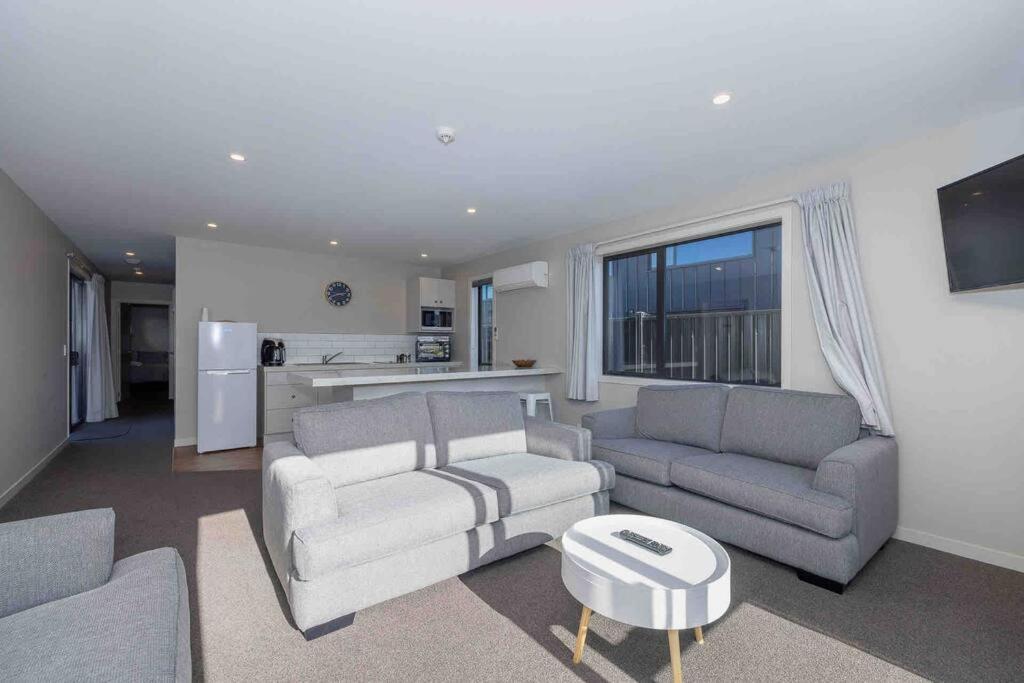 Great Views From New 2 Bedroom Apartment 테아나우 외부 사진