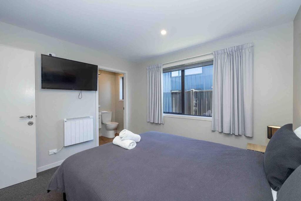 Great Views From New 2 Bedroom Apartment 테아나우 외부 사진